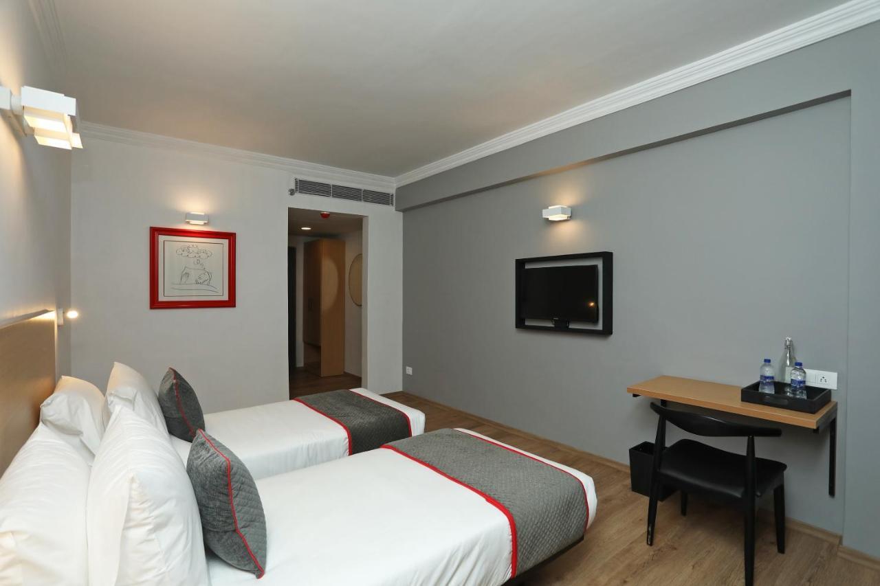 Golden Parkk Hotel Kolkata Bagian luar foto