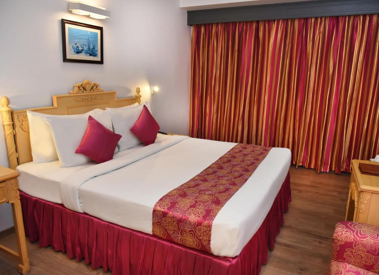 Golden Parkk Hotel Kolkata Bagian luar foto