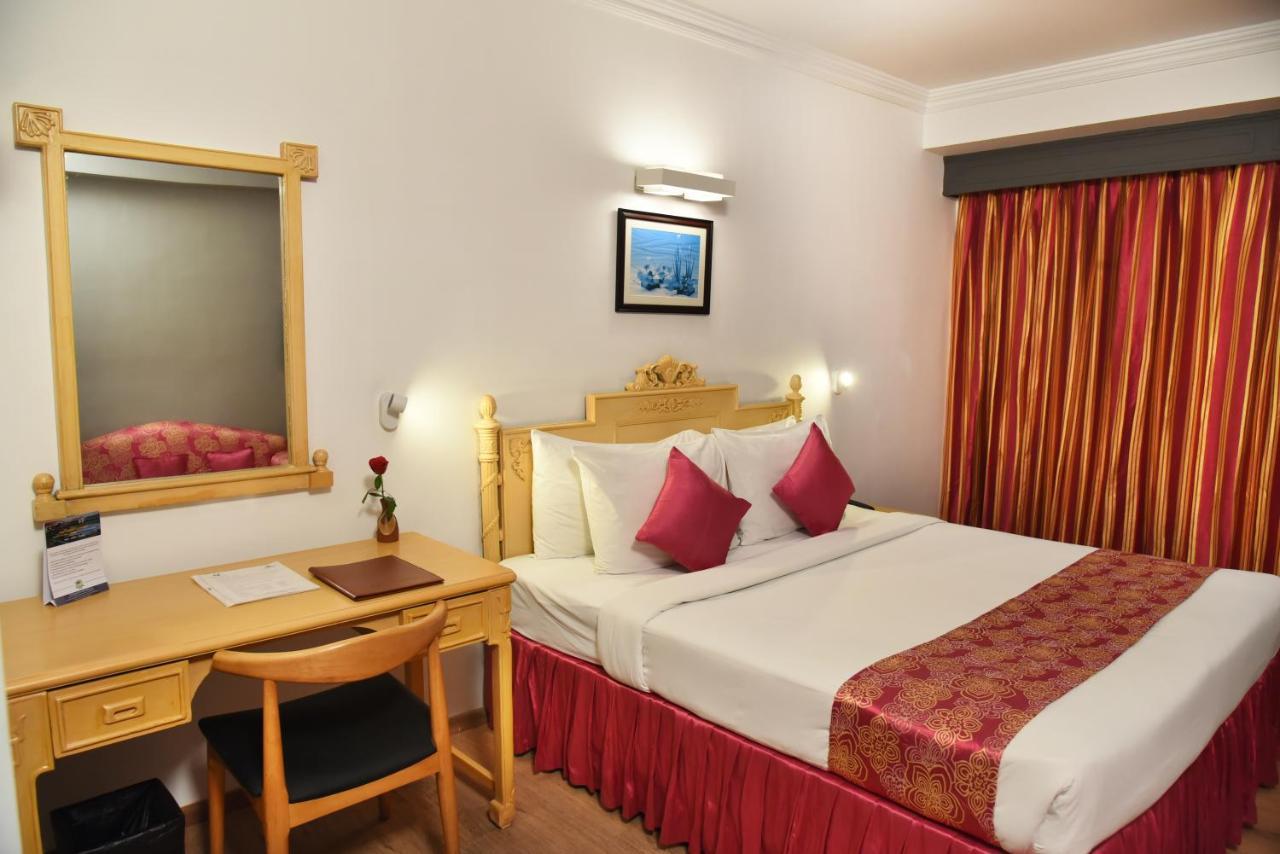 Golden Parkk Hotel Kolkata Bagian luar foto