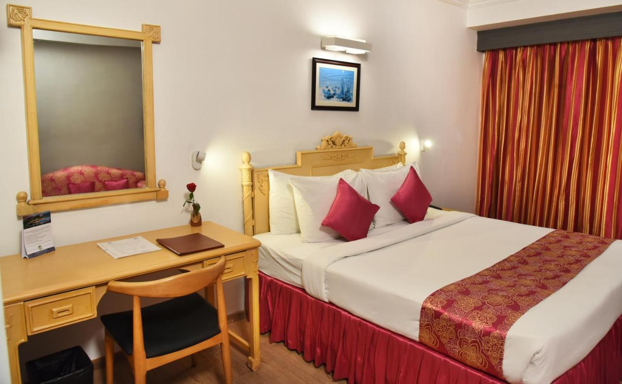 Golden Parkk Hotel Kolkata Bagian luar foto