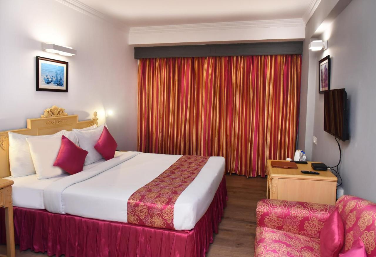 Golden Parkk Hotel Kolkata Bagian luar foto