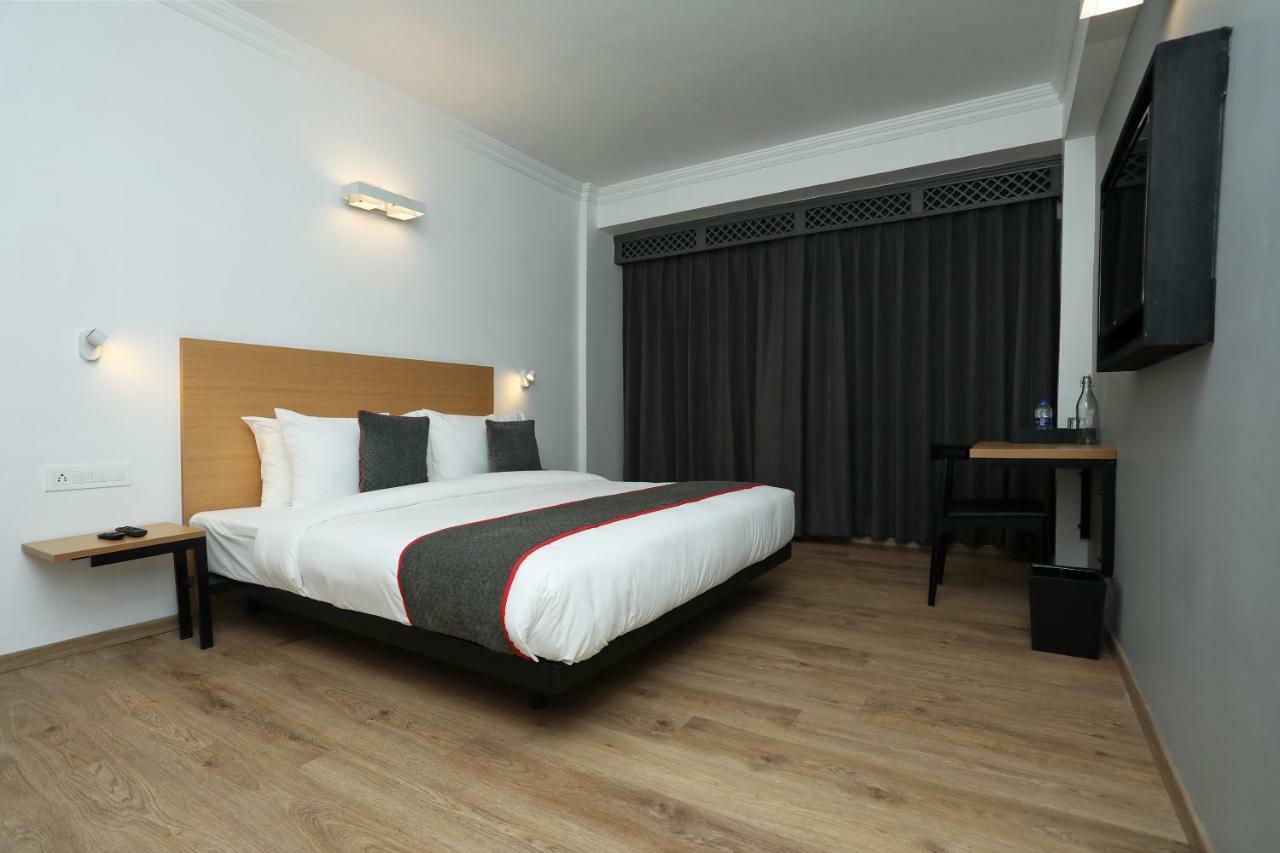 Golden Parkk Hotel Kolkata Bagian luar foto