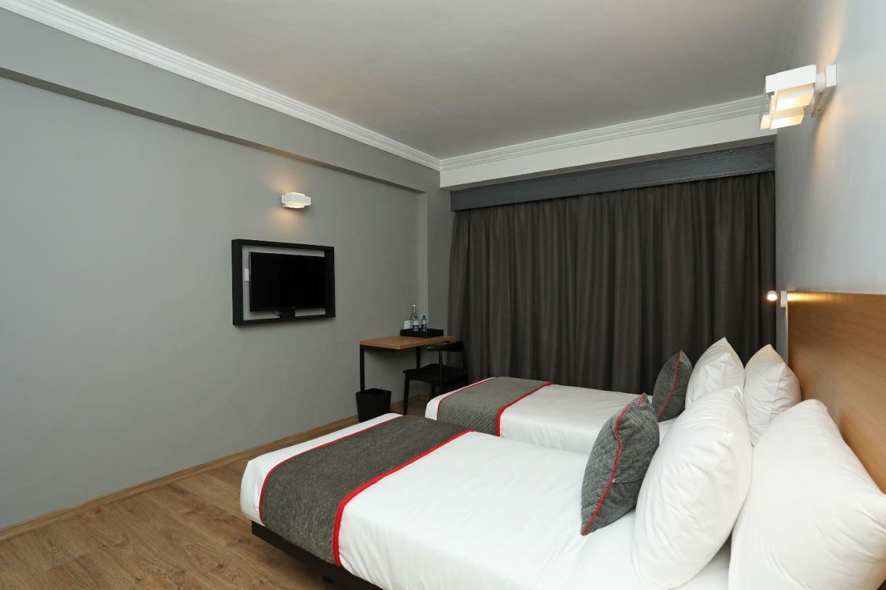 Golden Parkk Hotel Kolkata Bagian luar foto