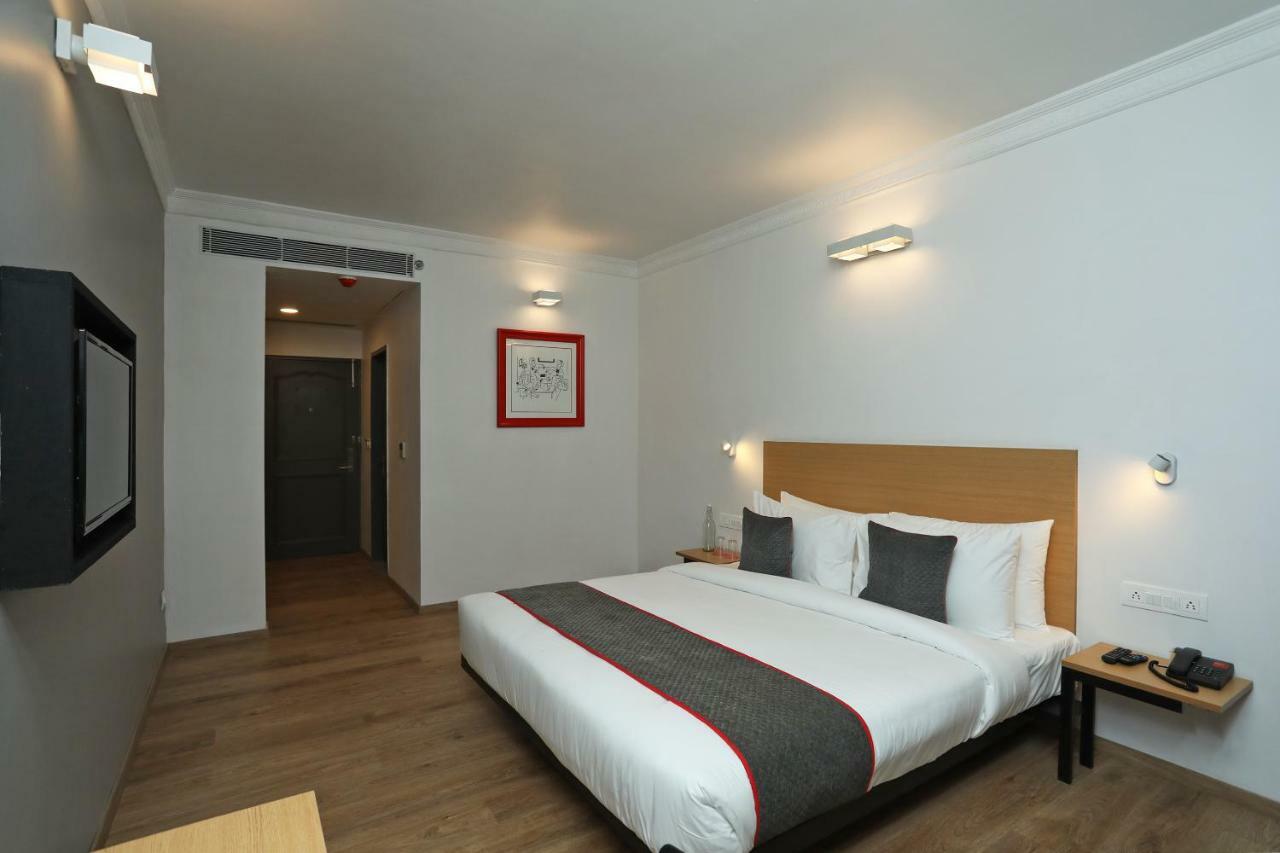 Golden Parkk Hotel Kolkata Bagian luar foto