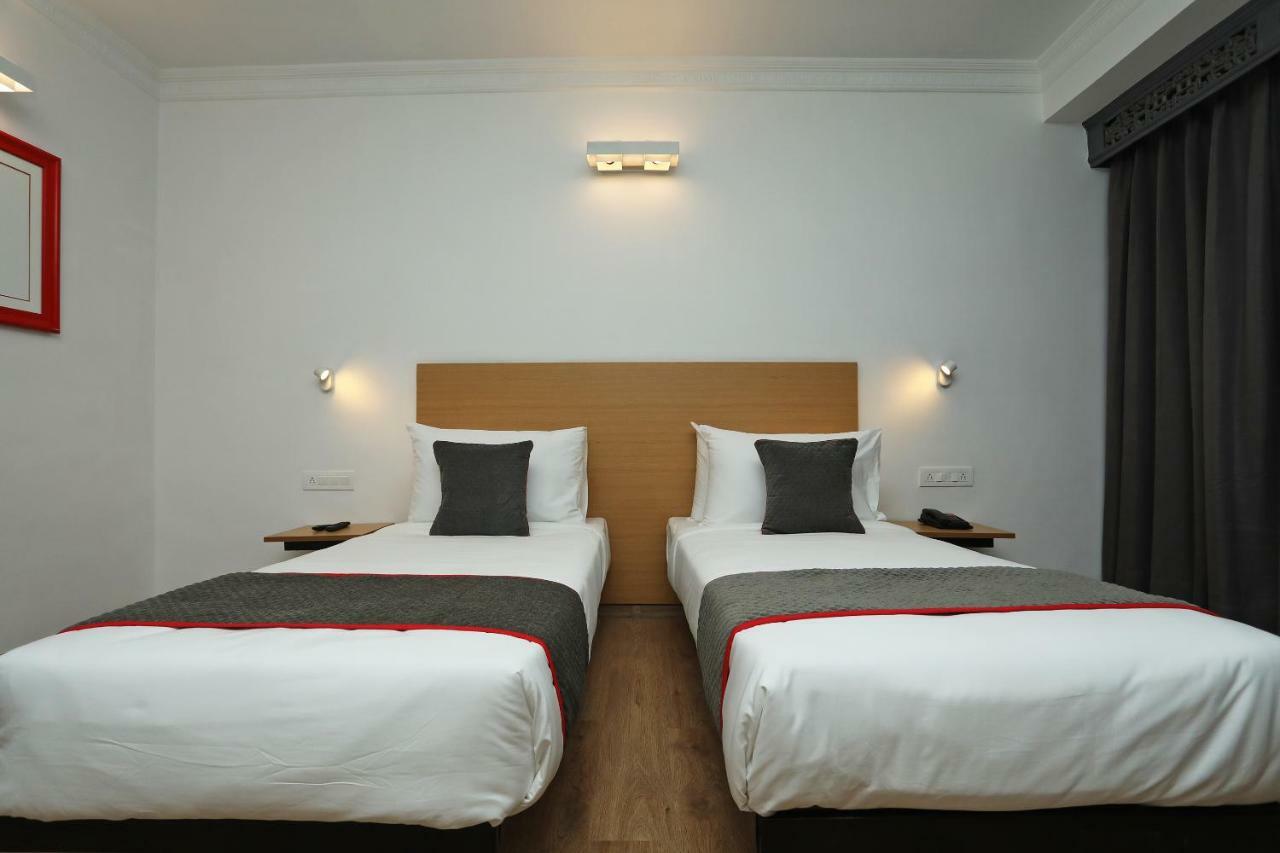 Golden Parkk Hotel Kolkata Bagian luar foto