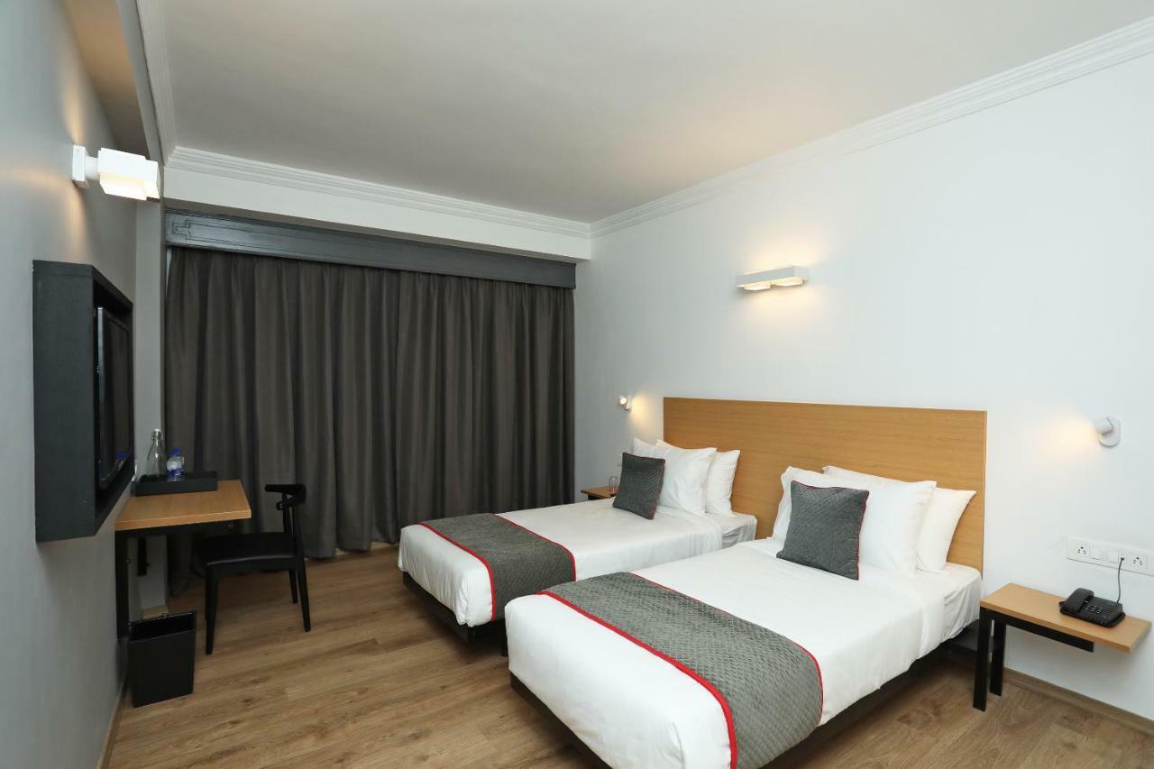 Golden Parkk Hotel Kolkata Bagian luar foto