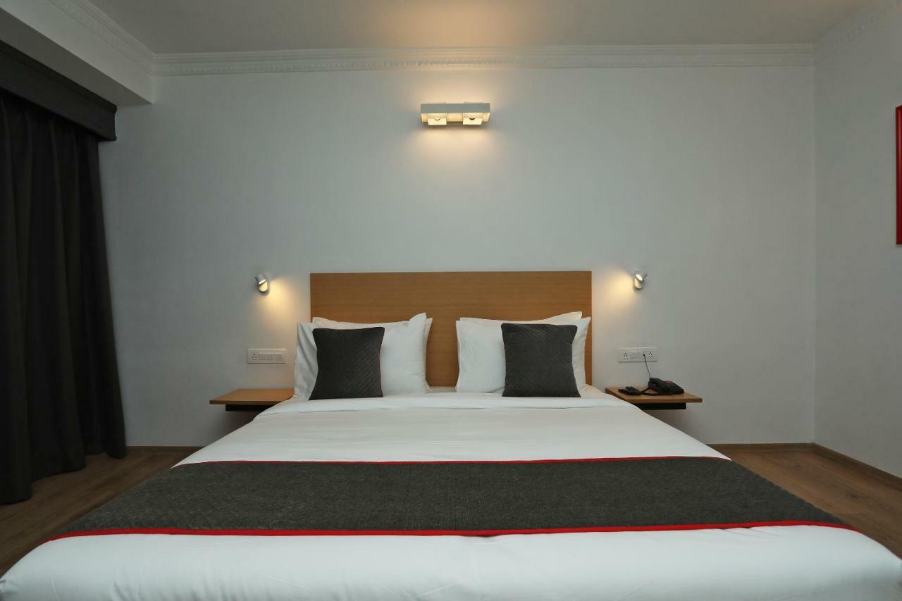 Golden Parkk Hotel Kolkata Bagian luar foto