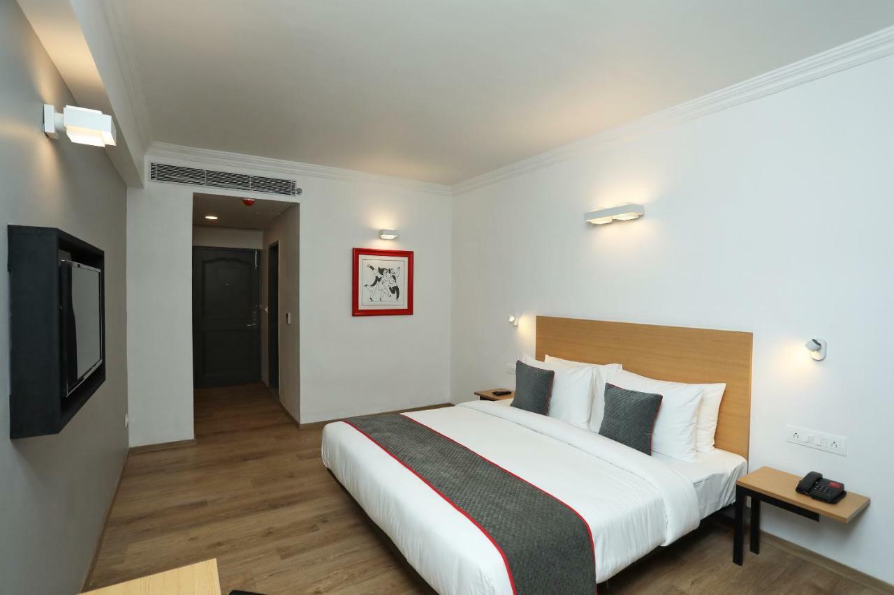 Golden Parkk Hotel Kolkata Bagian luar foto