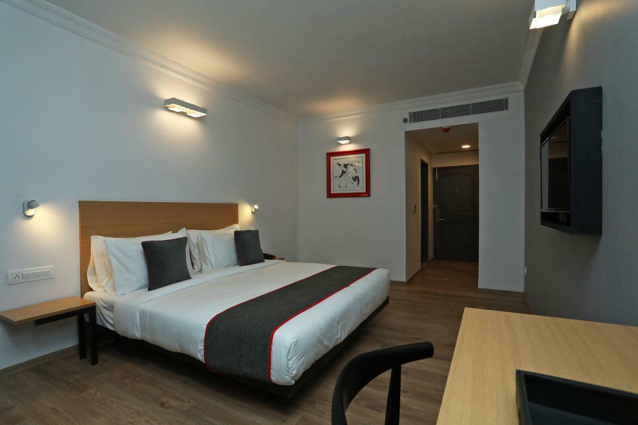 Golden Parkk Hotel Kolkata Bagian luar foto